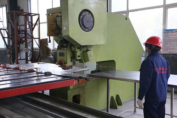 How to produce a dimple plate jacket? Punch and roll it, dimple plate jacket is used to make cooling jacket and steam jacket.Cooling or heating effect is very uniform～