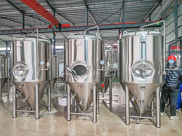 Side manhole. top manhole, top-side manhole, there is always one suitable style ok for your brewery. which will you prefer to?