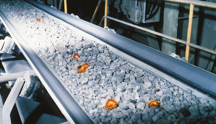 Heat resistant rubber conveyor belt