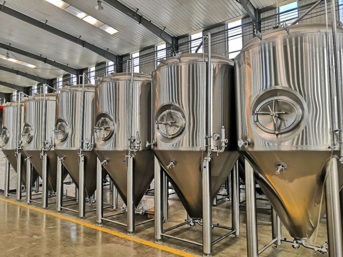 2000l fermentation tanks 20190507093255.jpg ¿Qué es un fermentador a presión? Un análisis completo del equipo clave en la nueva era de la elaboración de cerveza.