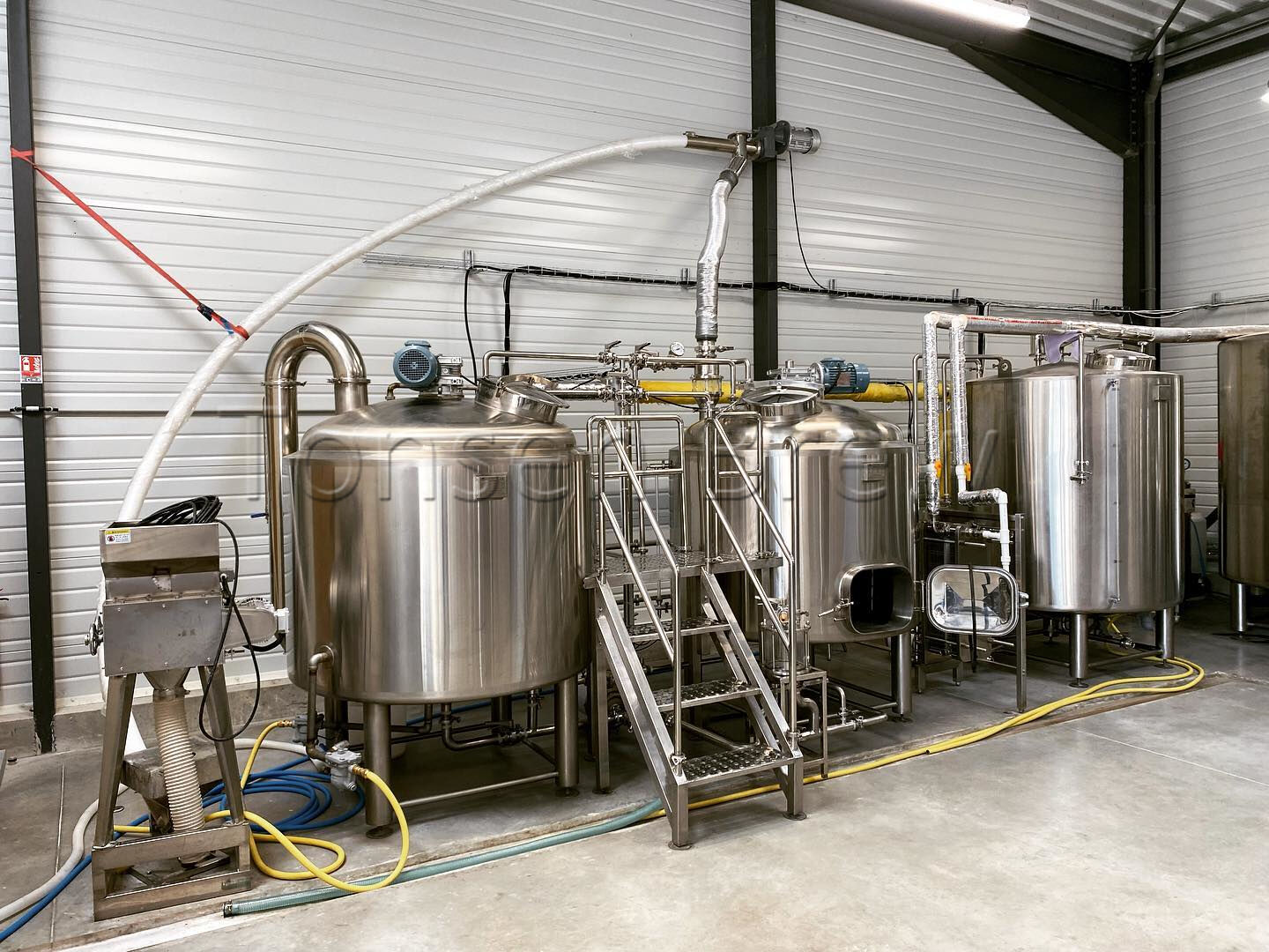Nueva sala de cocción de 1000L y tanques de fermentación en la cervecería de Europa.