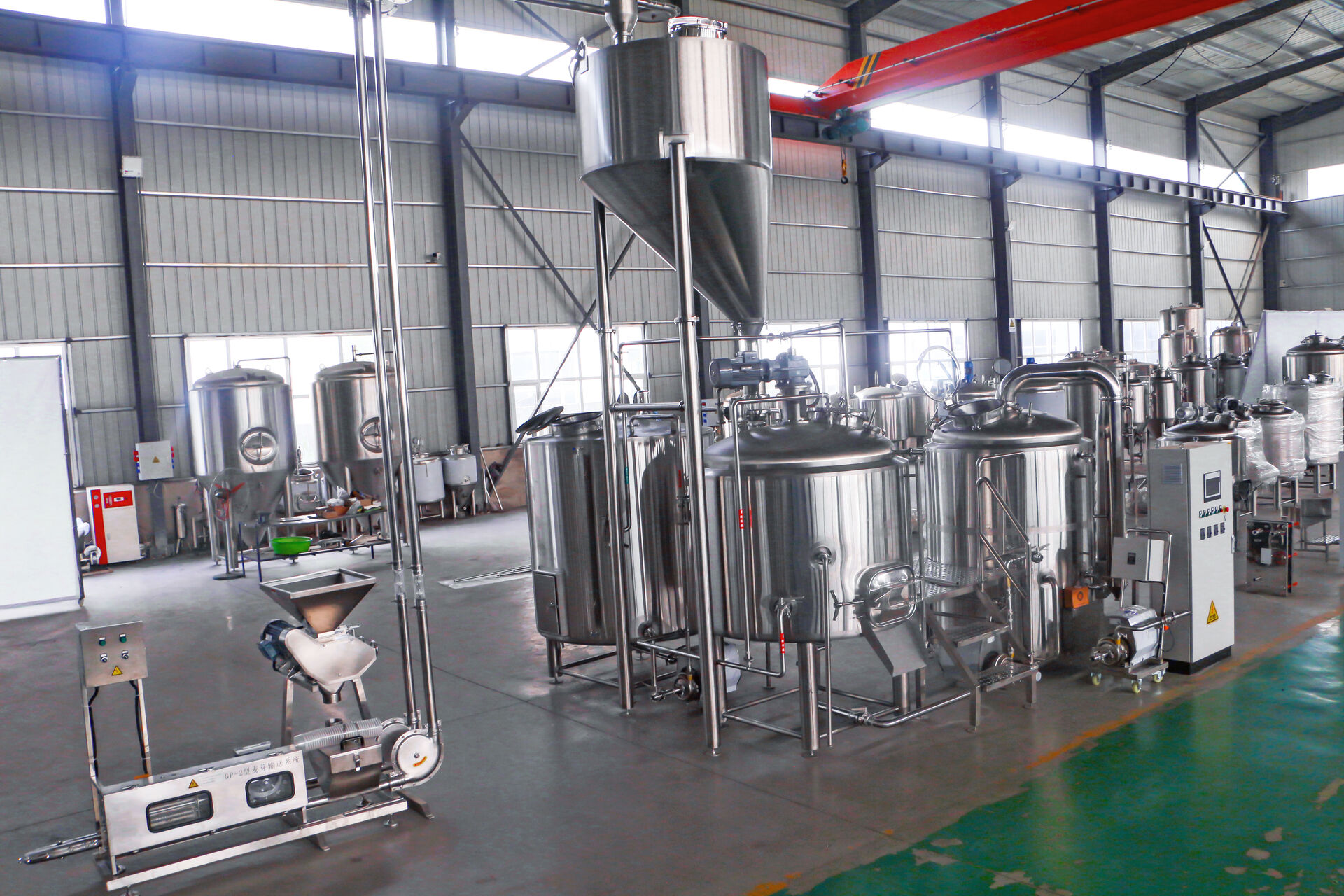 Australia Cervecería de 1000 l, sala de cocción de 3 recipientes con calentamiento de fuego directo, fermentadores de 5*1200 l, caja de molienda y transporte de cadena de tuberías para aumentar la eficiencia y reducir el inventario.