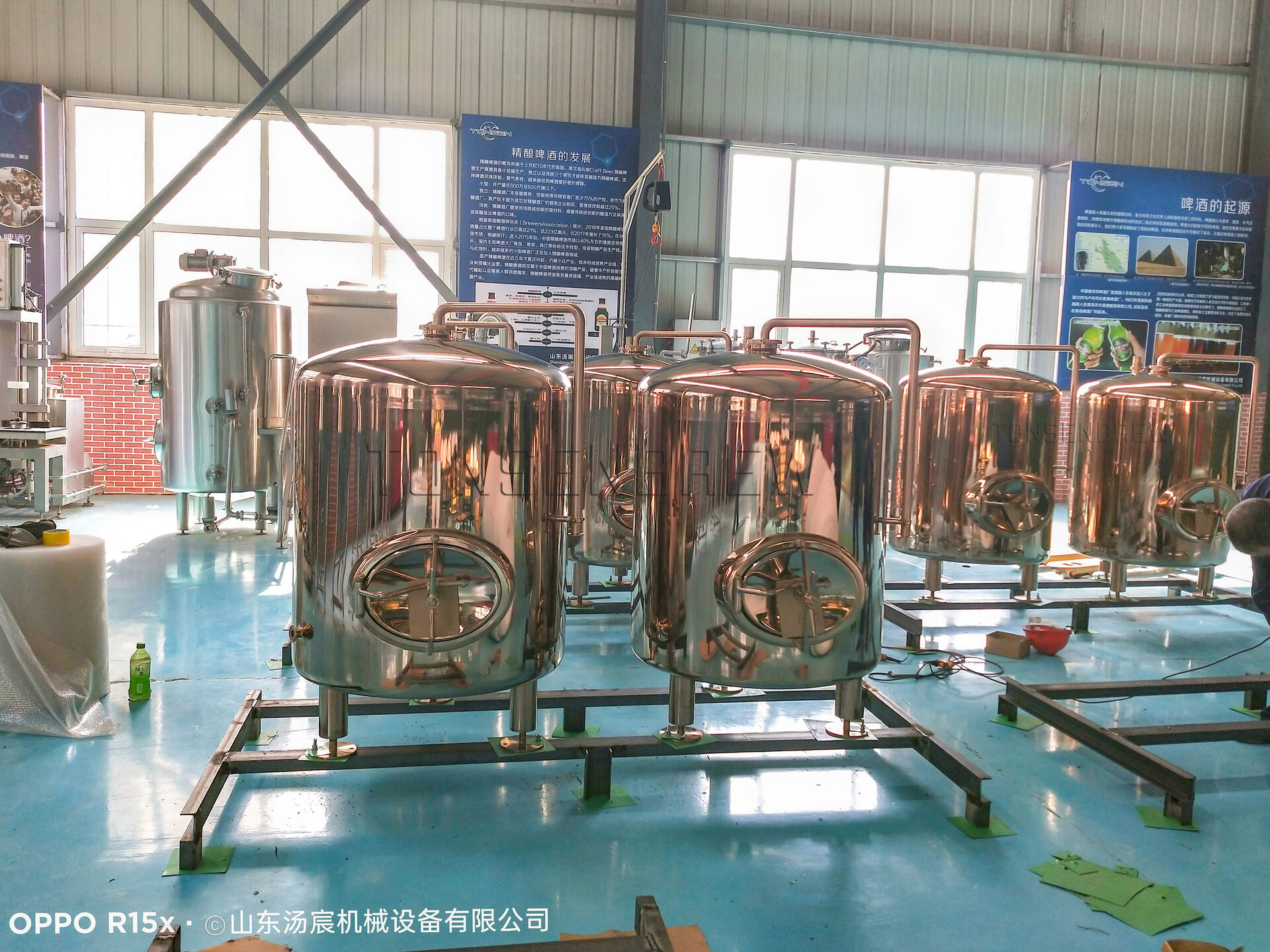 ¡Tanques de cerveza brillantes ensamblados, chapados en cobre, brillantes y hermosos! ¿Estás interesado?