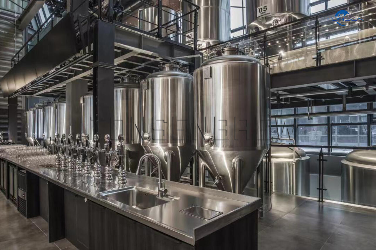 ¡Las líneas dobles de los tanques de fermentación de 10t se encuentran en el bar! ¡La cervecería artesanal está justo en tu mesa de bar!
