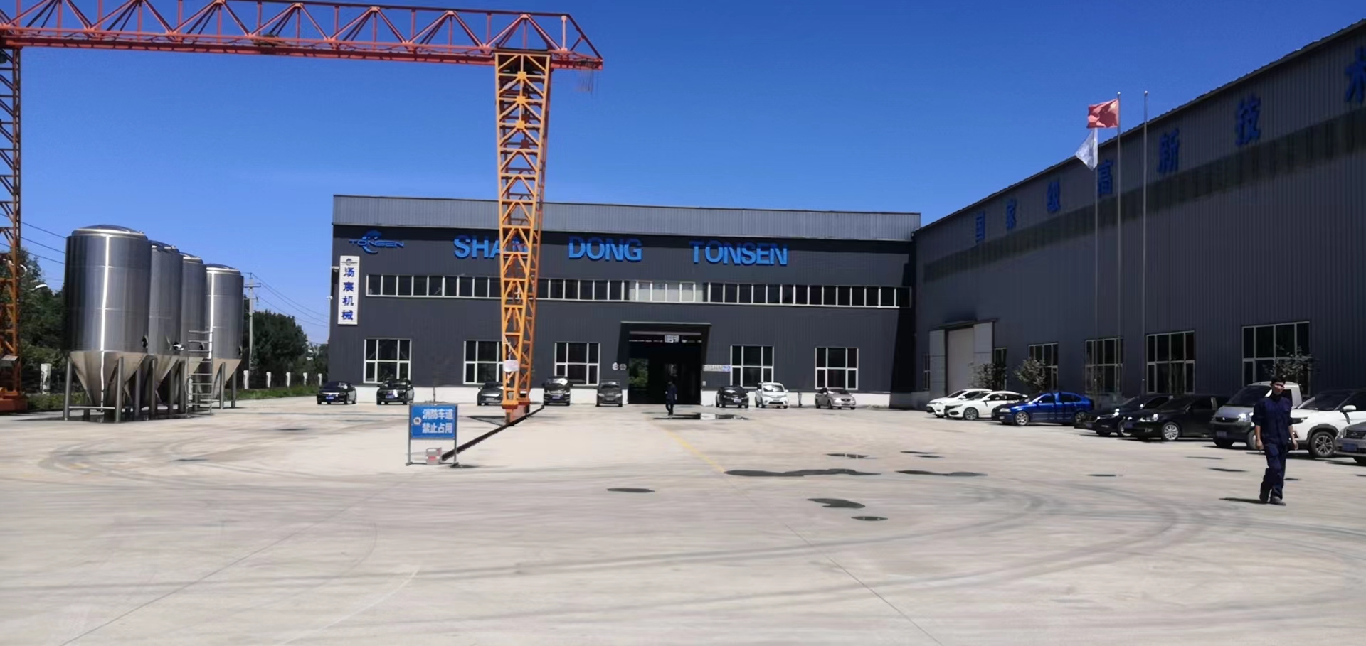 ¡Sígueme para visitar la fábrica de Tonsen! Máquina de soldadura automática, máquina laminadora de placas, máquina pulidora y todo tipo de equipos y tanques semiterminados o totalmente terminados, ¿puede encontrar sus productos?