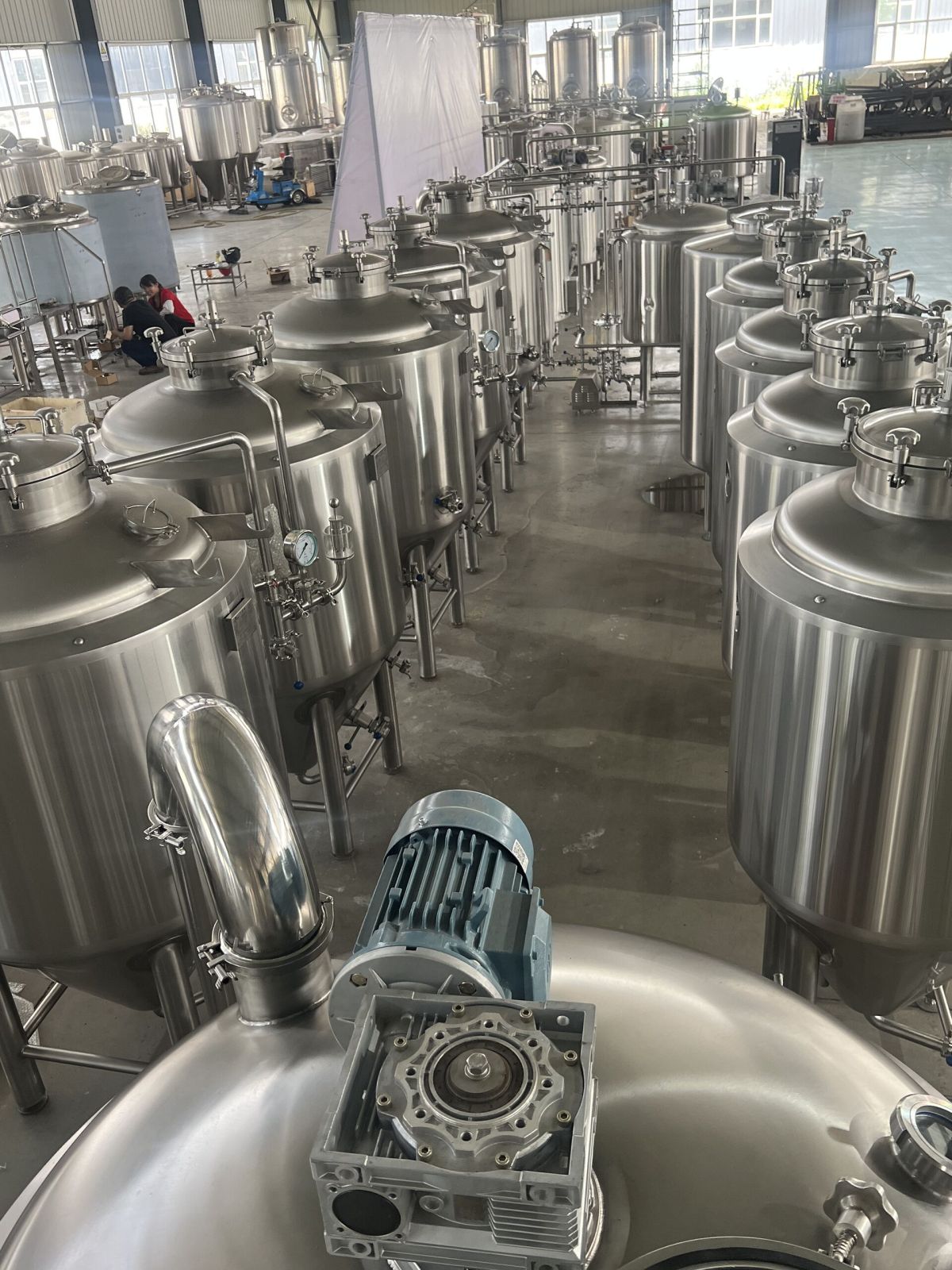 tonsenbrew factory.jpg ¡Sígueme para visitar la fábrica de Tonsen! Máquina de soldadura automática, máquina laminadora de placas, máquina pulidora y todo tipo de equipos y tanques semiterminados o totalmente terminados, ¿puede encontrar sus productos?