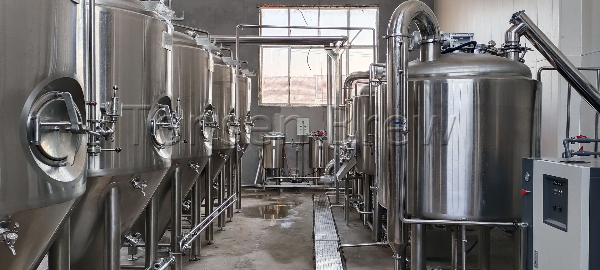 Cervecería 1000L, no pueden esperar para instalar el equipo y preparar el primer lote tan pronto como lo reciban.