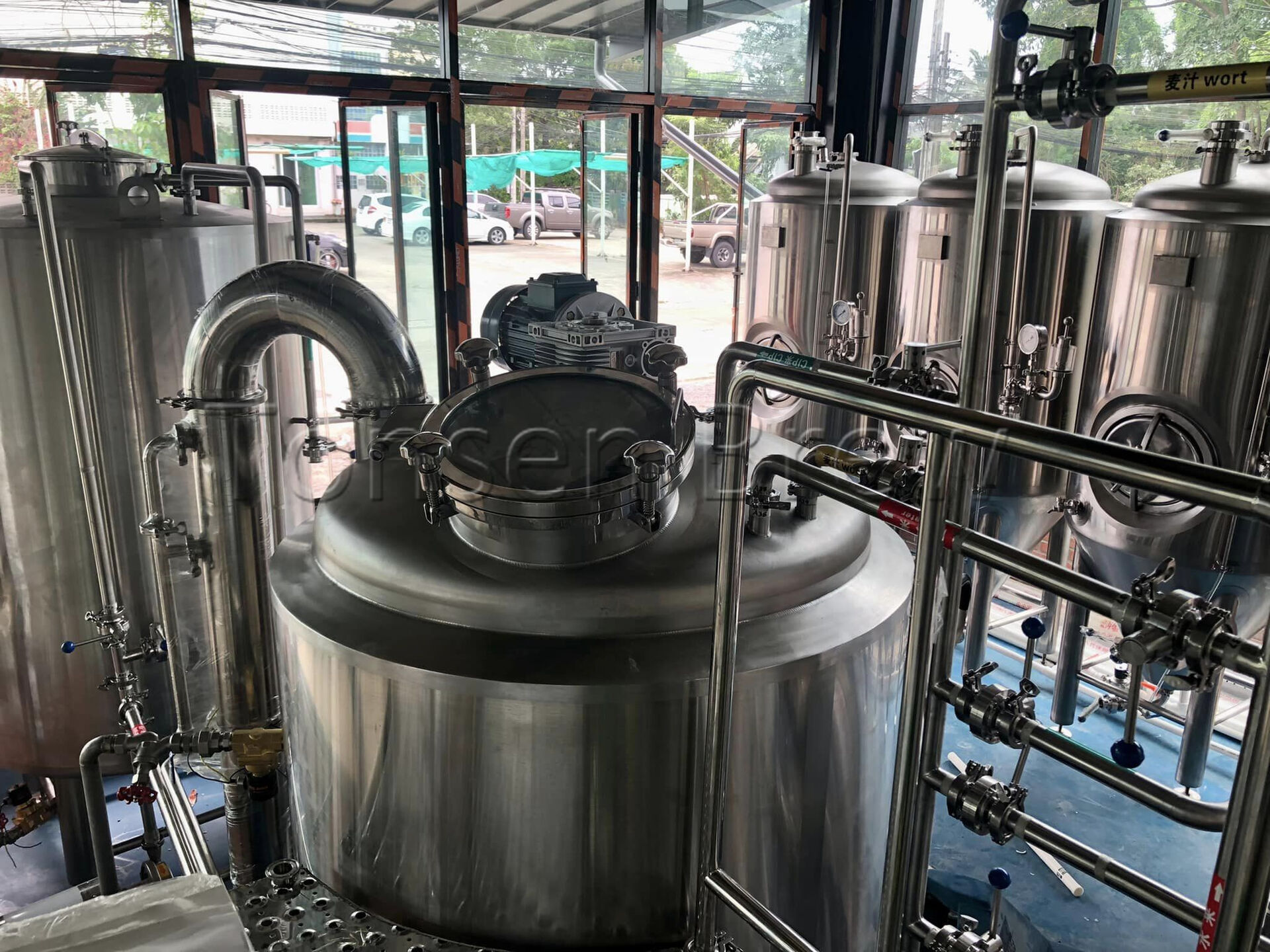 La cervecería de 500L se está instalando en Asia, incluye 3 recipientes de 500L en una sala de cocción de 2 tanques, tanques de fermentación de 500L y 1000L y BBT.