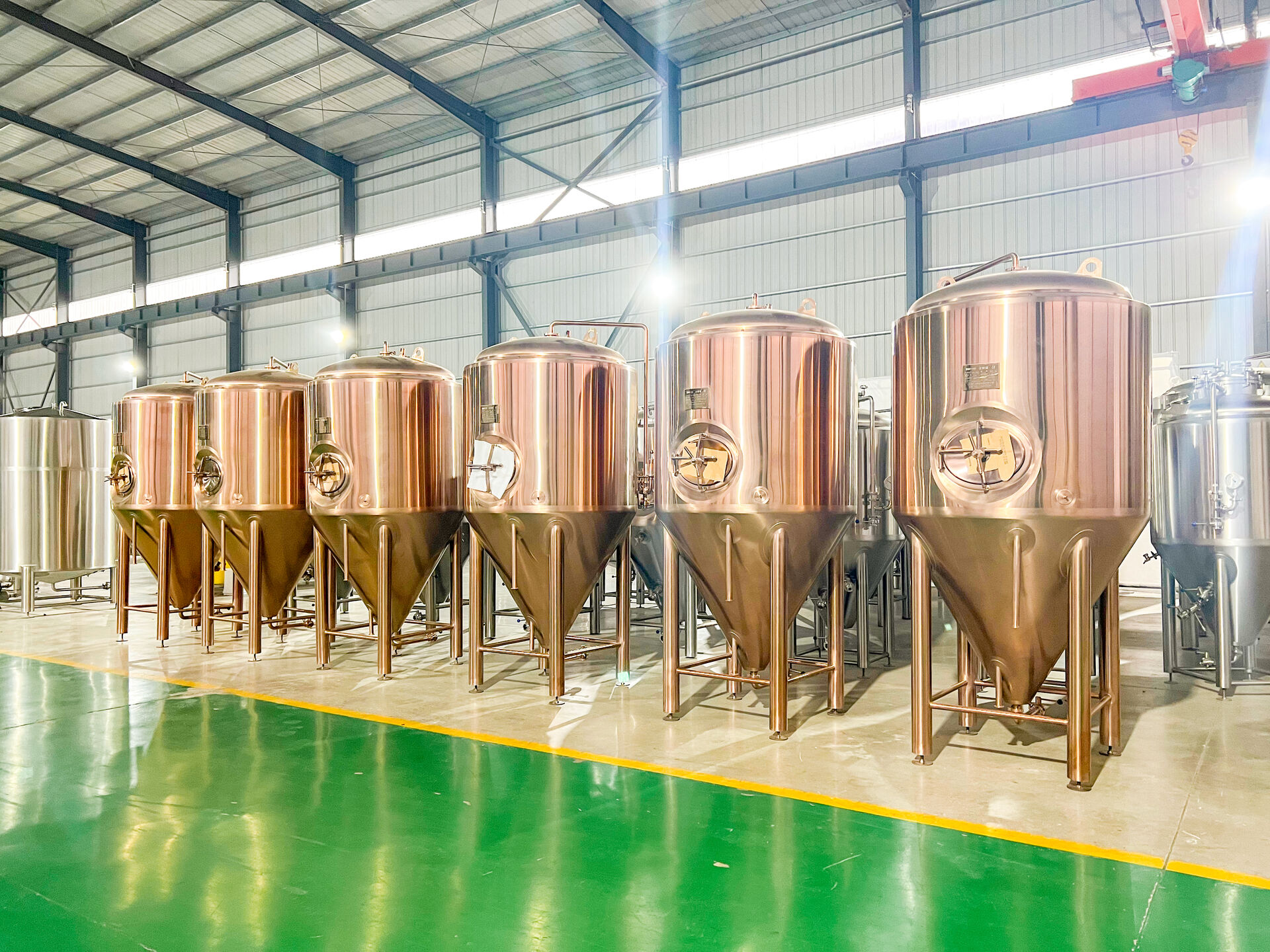 Los fermentadores de cerveza chapados en cobre 10HL, brillantes y lujosos, hacen que su bar, pub y cervecería sean más hermosos y atraigan la atención de los clientes.