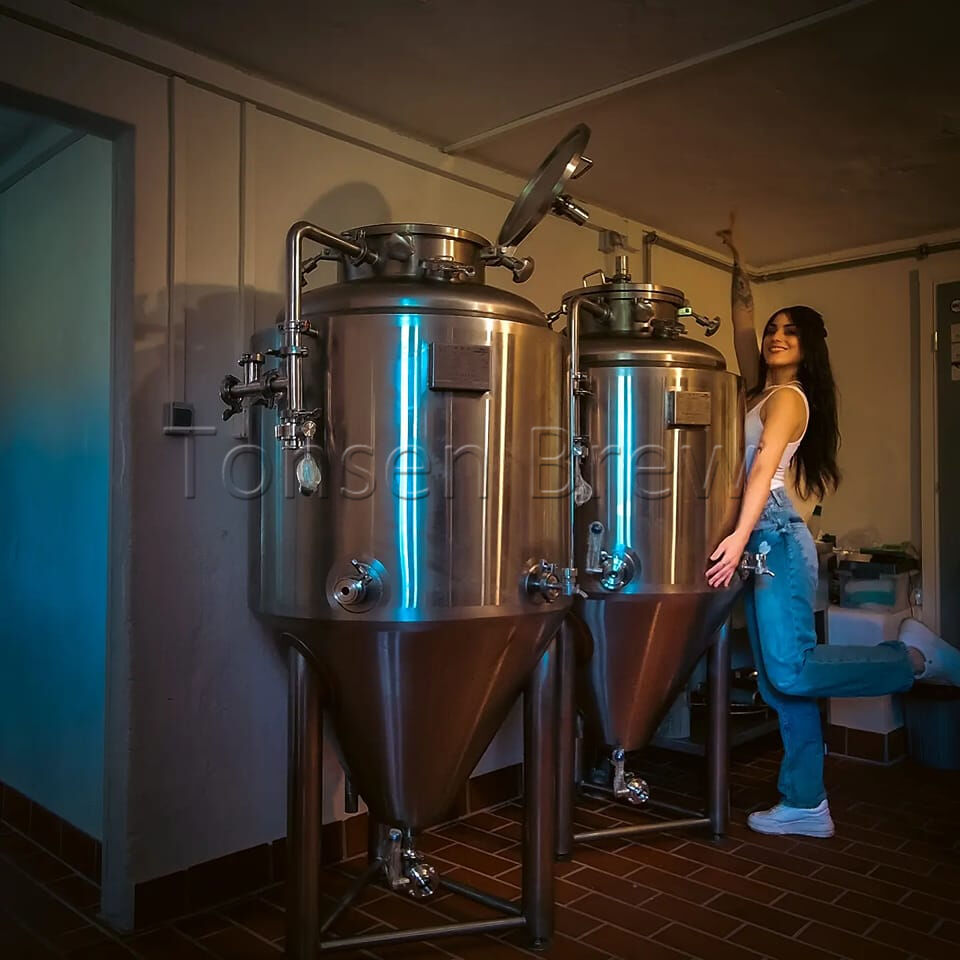 Bonitas bellezas con nuestros brillantes fermentadores. Gracias a los clientes de Suiza por sus buenos comentarios sobre nuestro tanque de fermentación.