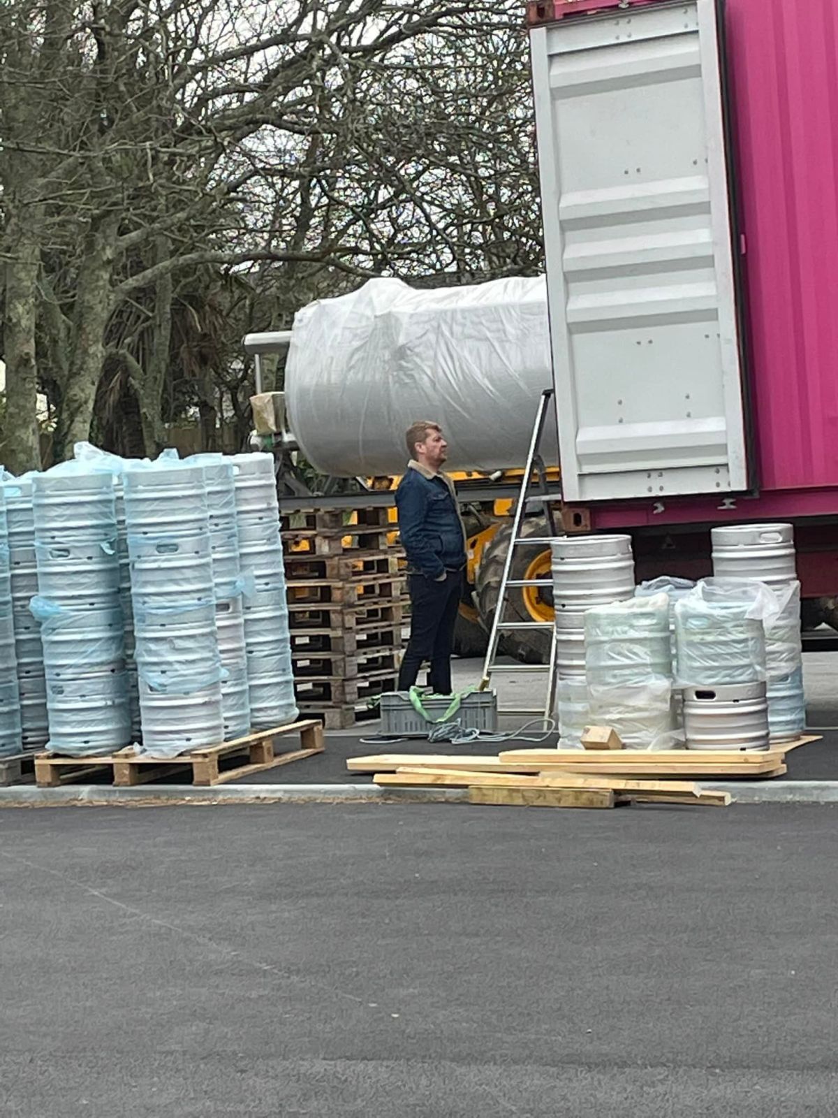 4000L FERMENTATION TANKS BRASSERIE (5).jpg The 4000L fermentation tanks arrived at our customer's brewery smoothly, let's put these big guys out and install them!