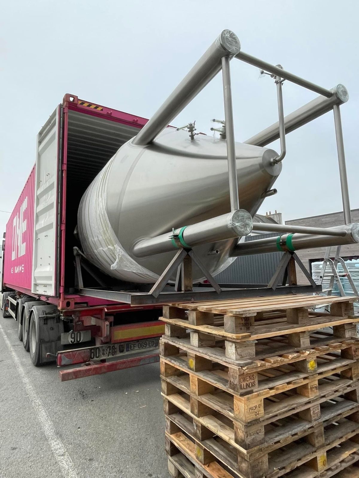 4000L FERMENTATION TANKS BRASSERIE (6).jpg The 4000L fermentation tanks arrived at our customer's brewery smoothly, let's put these big guys out and install them!