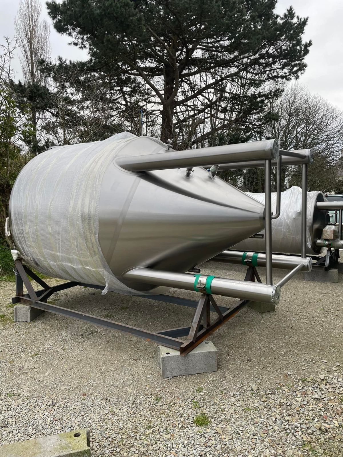 4000L FERMENTATION TANKS BRASSERIE (1).jpg The 4000L fermentation tanks arrived at our customer's brewery smoothly, let's put these big guys out and install them!