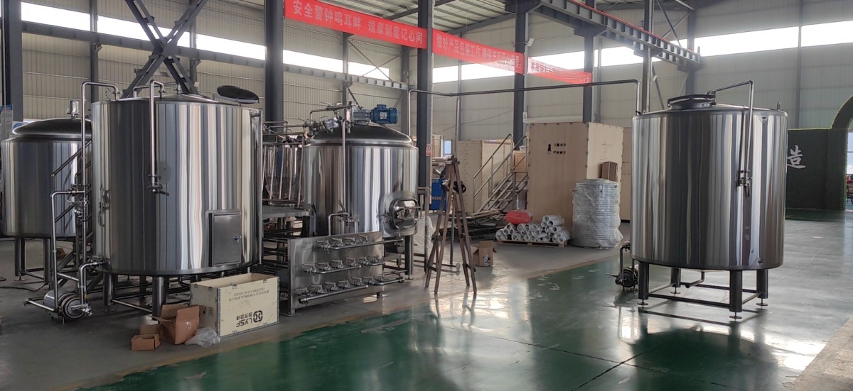 Tonsen se enfoca en varios sistemas y proyectos de elaboración de cerveza...