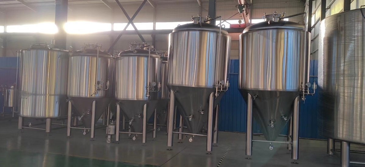 Tonsen se enfoca en varios sistemas y proyectos de elaboración de cerveza...