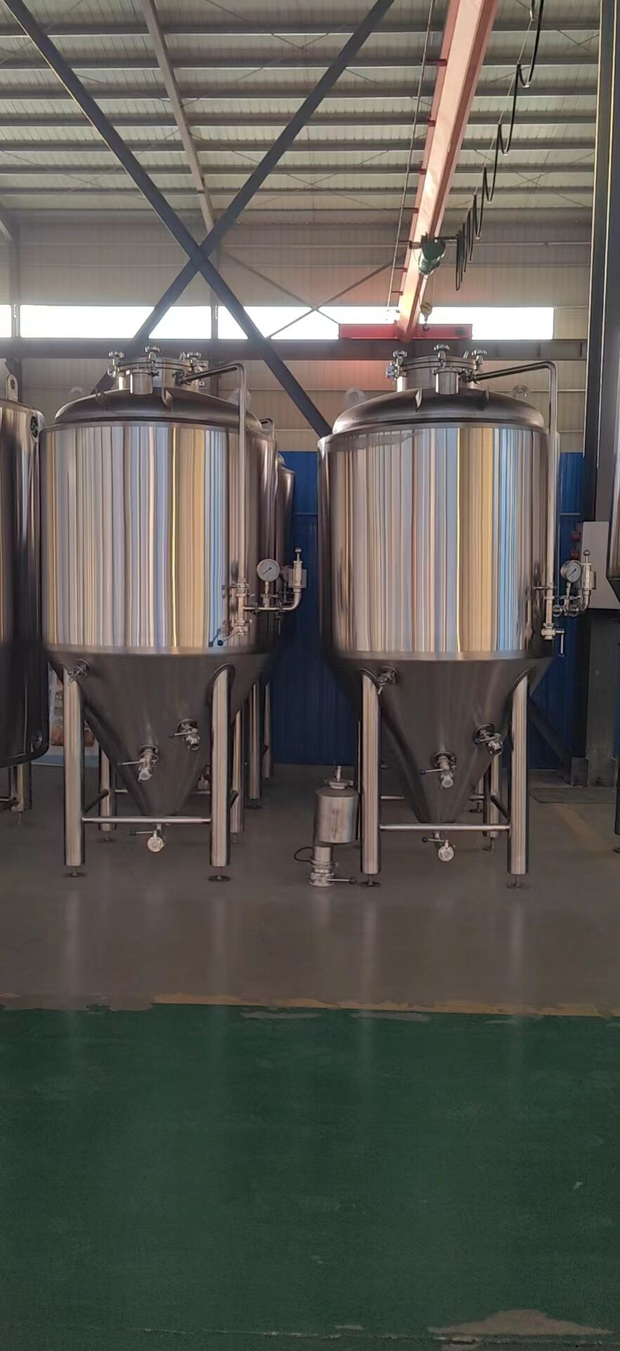 Tonsen se enfoca en varios sistemas y proyectos de elaboración de cerveza...