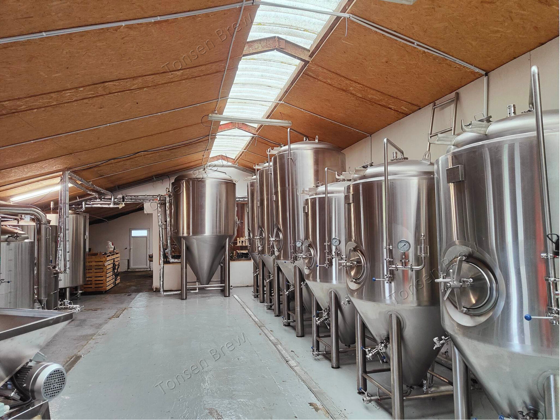 ¡Instalando la cervecería de 1000l en Europa ~ 3 recipientes de cervecería y fermentadores! Cerveza, la mejor obra de amor~