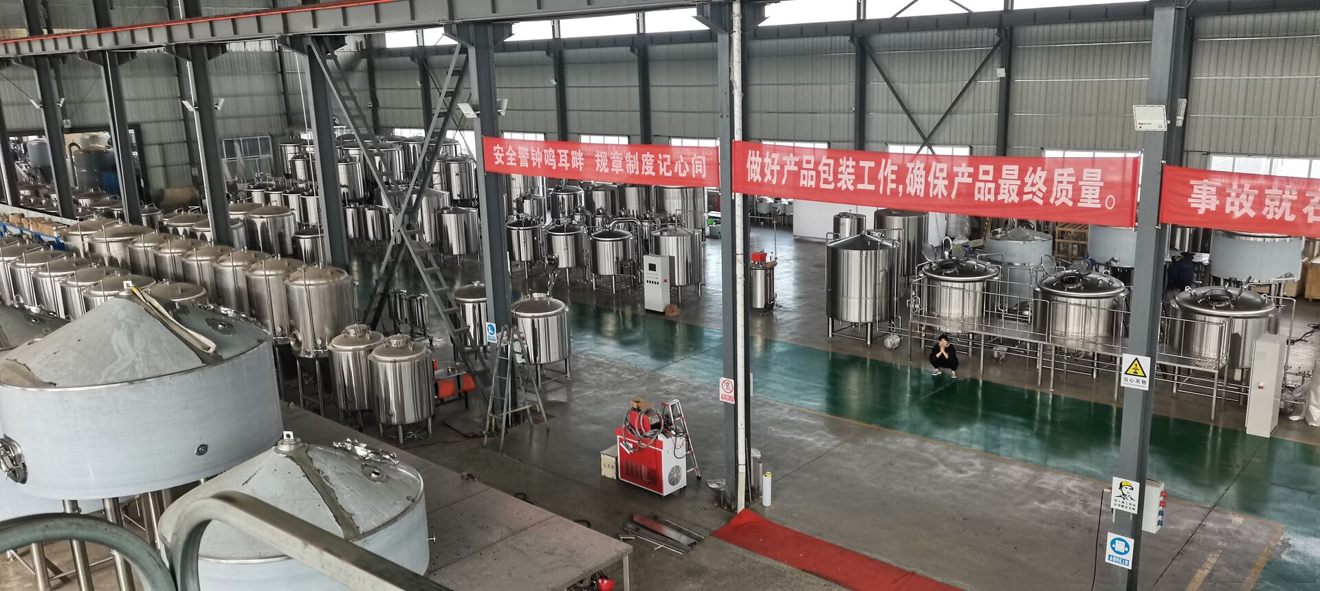 Nuestro almacén está lleno de equipos de elaboración de cerveza, el equipo de cerveza terminado está listo para ser enviado.