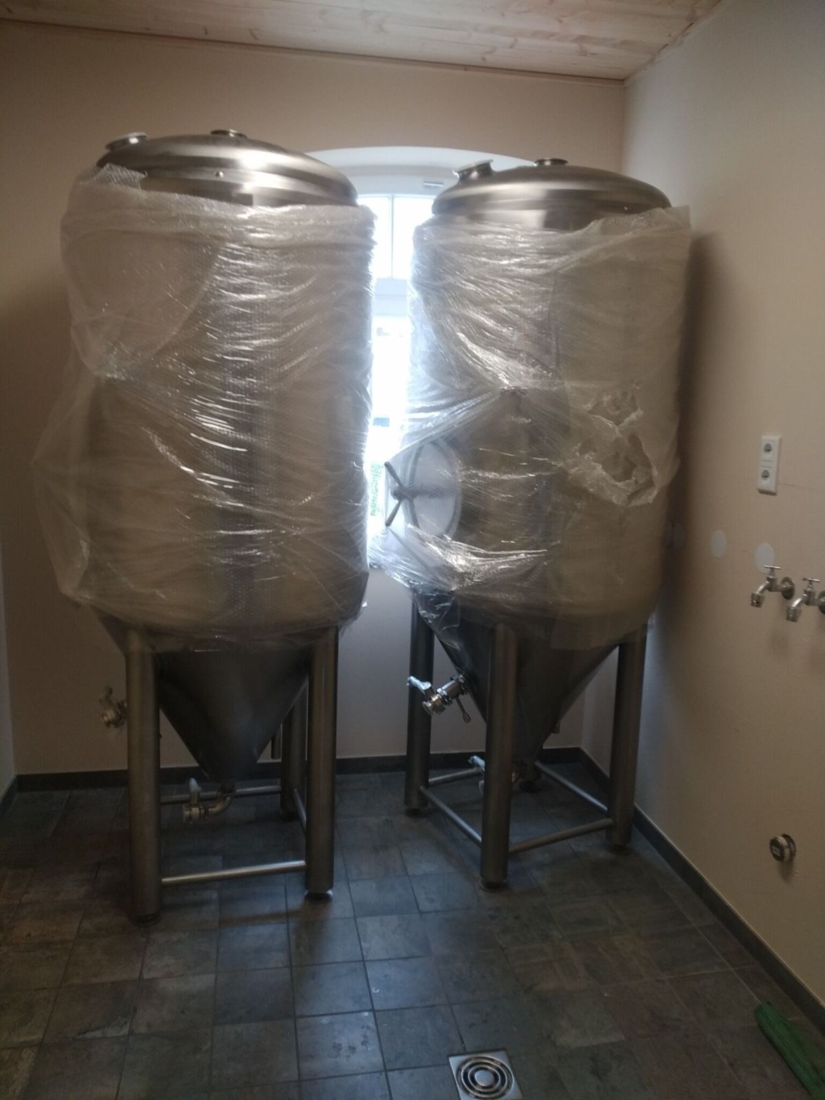 德国发酵罐05.jpg Tanques de fermentación de 500l llegaron a Alemania