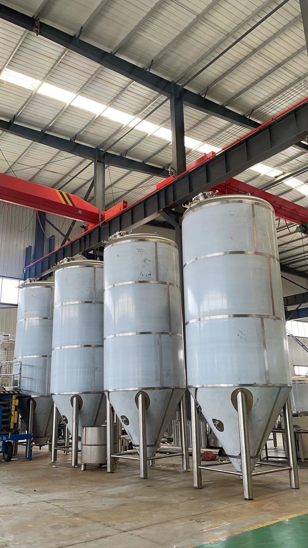 ¡Los fermentadores 8000L están en producción y terminarán pronto!