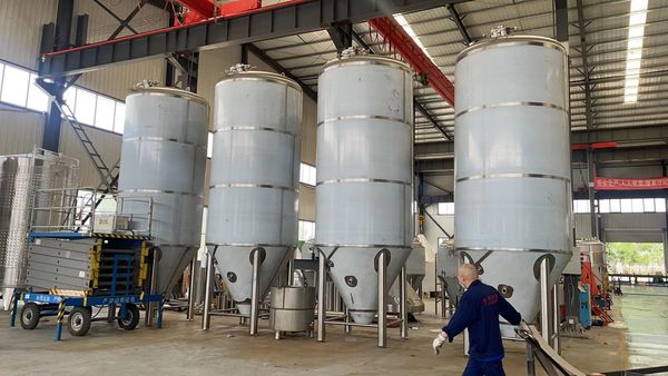 ¡Los fermentadores 8000L están en producción y terminarán pronto!