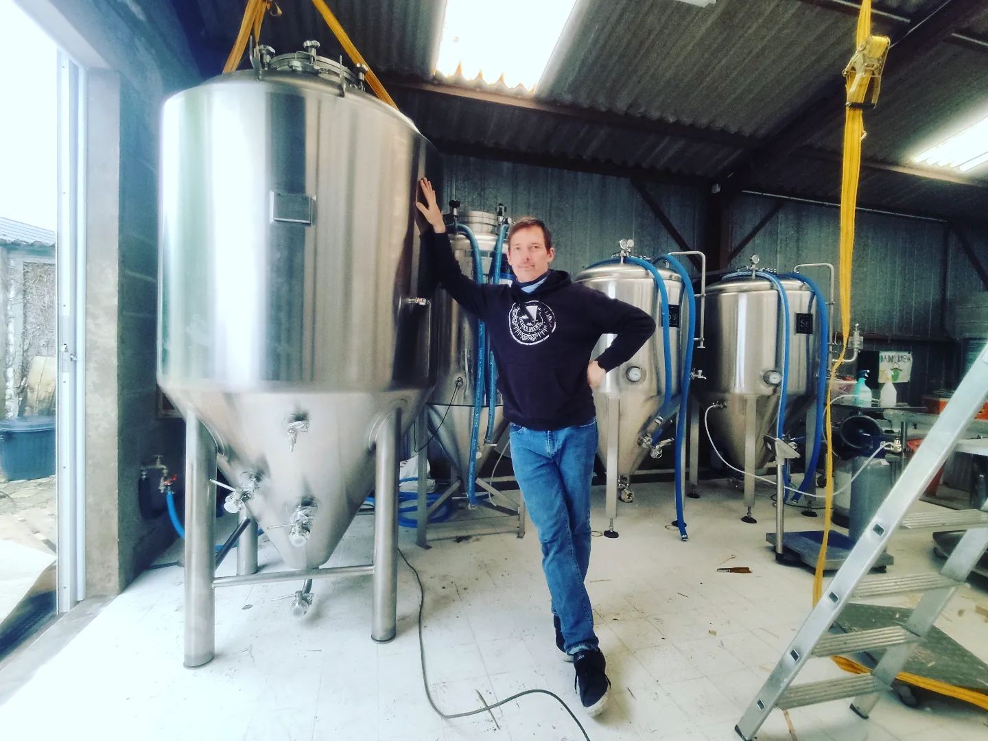 ¡Los tanques de fermentación de 1000L llegan a la cervecería francesa y están a punto de ser puestos en funcionamiento! Feliz elaboración hermano.