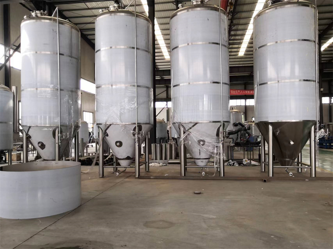 ¿Cuáles son las características de los tanques de fermentación de los equipos de cerveza?