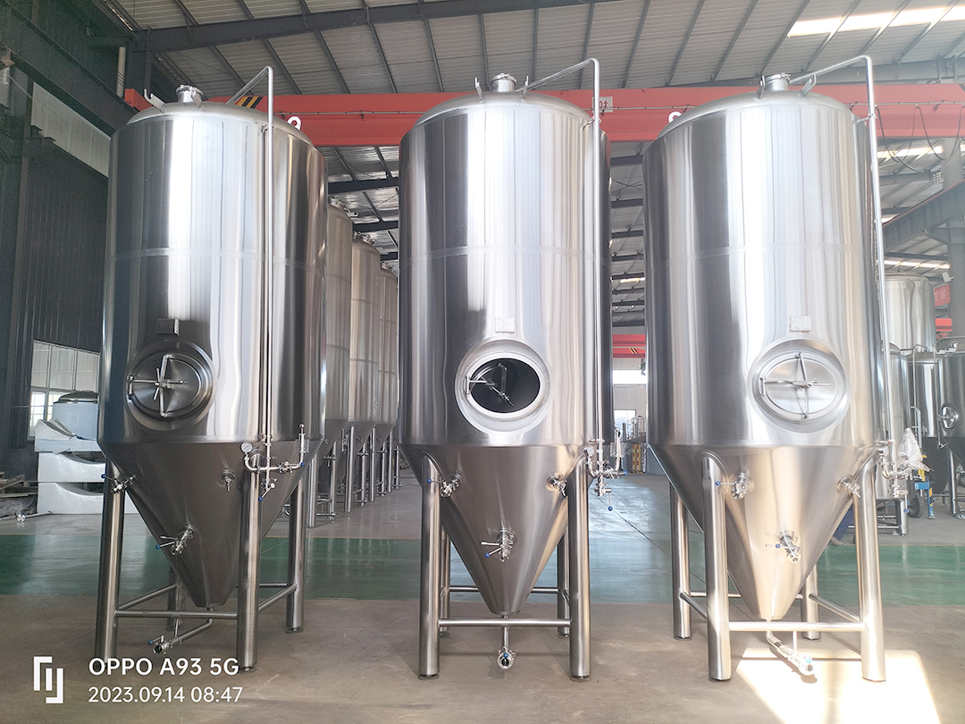 Se han producido tanques de fermentación de cerveza de 3200 litros que se enviarán pronto al Reino Unido.
