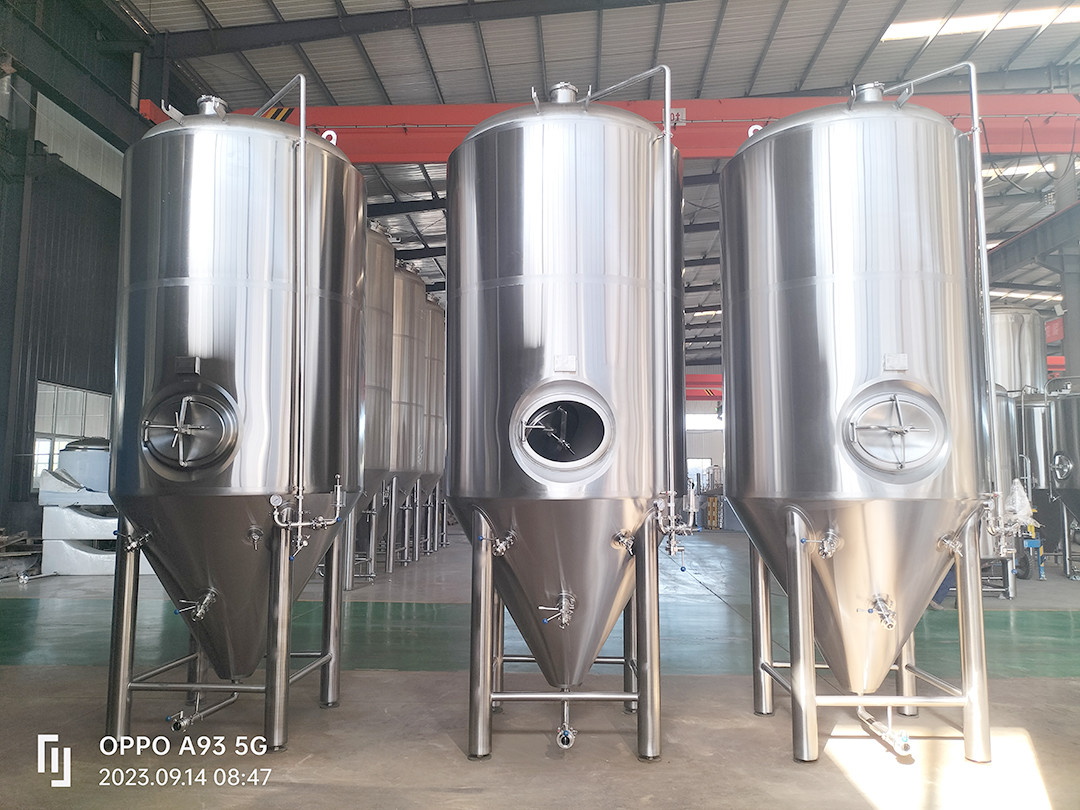 Se han producido tanques de fermentación de cerveza de 3200 litros que se enviarán pronto al Reino Unido.