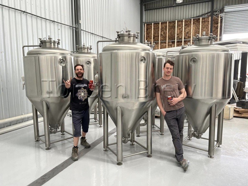 Great day with these brewing legends unpacking the_副本.jpg ¿Qué es un fermentador a presión? Un análisis completo del equipo clave en la nueva era de la elaboración de cerveza.