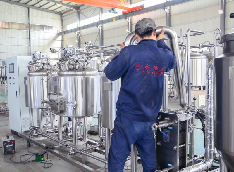 Monte su microcervecería con Tonsen