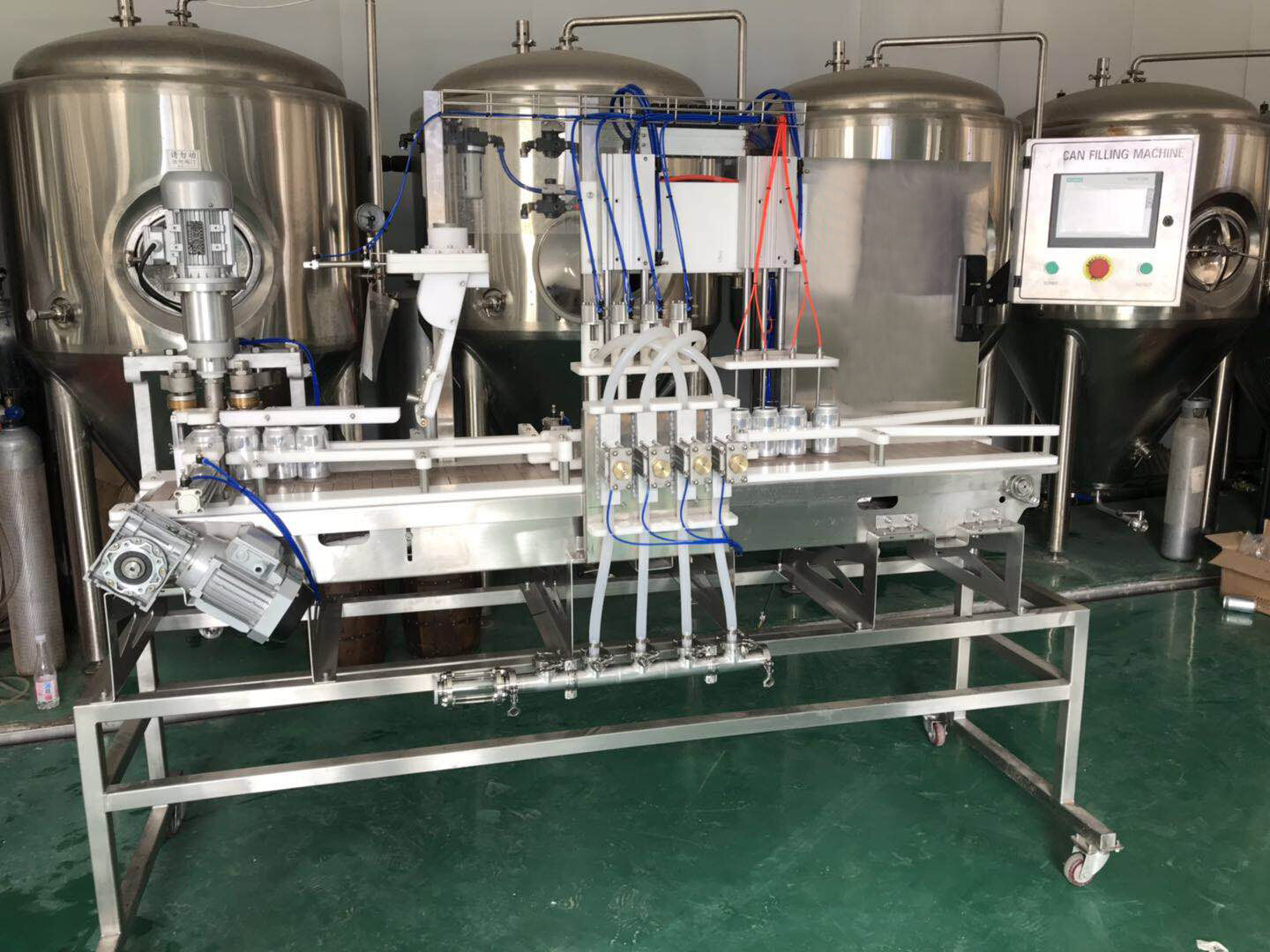 Machine de mise en boîte automatique avec table d'alimentation
