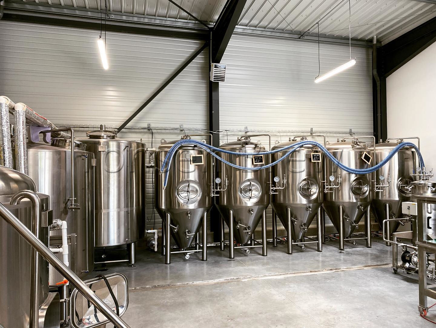 Équipement de bière Tonsenbrew 1000L Vient d'arriver en France. Nous attendons avec impatience que notre clinet brasse une bière fantastique avec le nouvel équipement de bière.