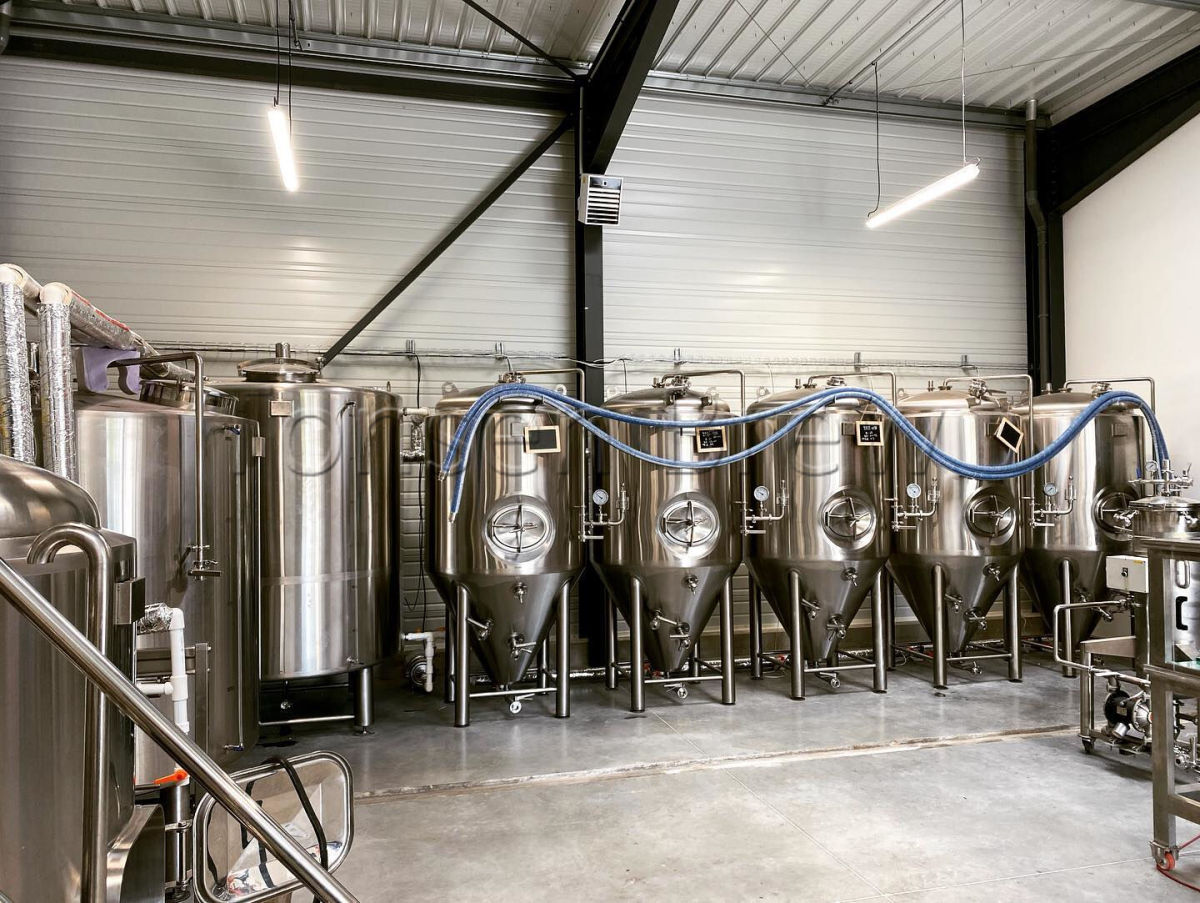 Nouvelle salle de brassage de 1000L et cuves de fermentation dans la brasserie Europe.