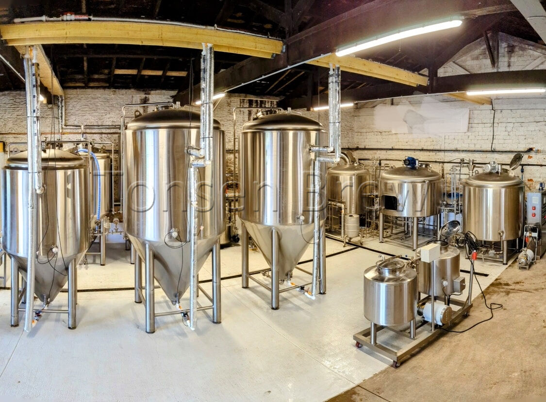 Brasserie avec 3 cuves d'une capacité de 15HL accompagnées d'un volume de fermentation de 120HL !!!