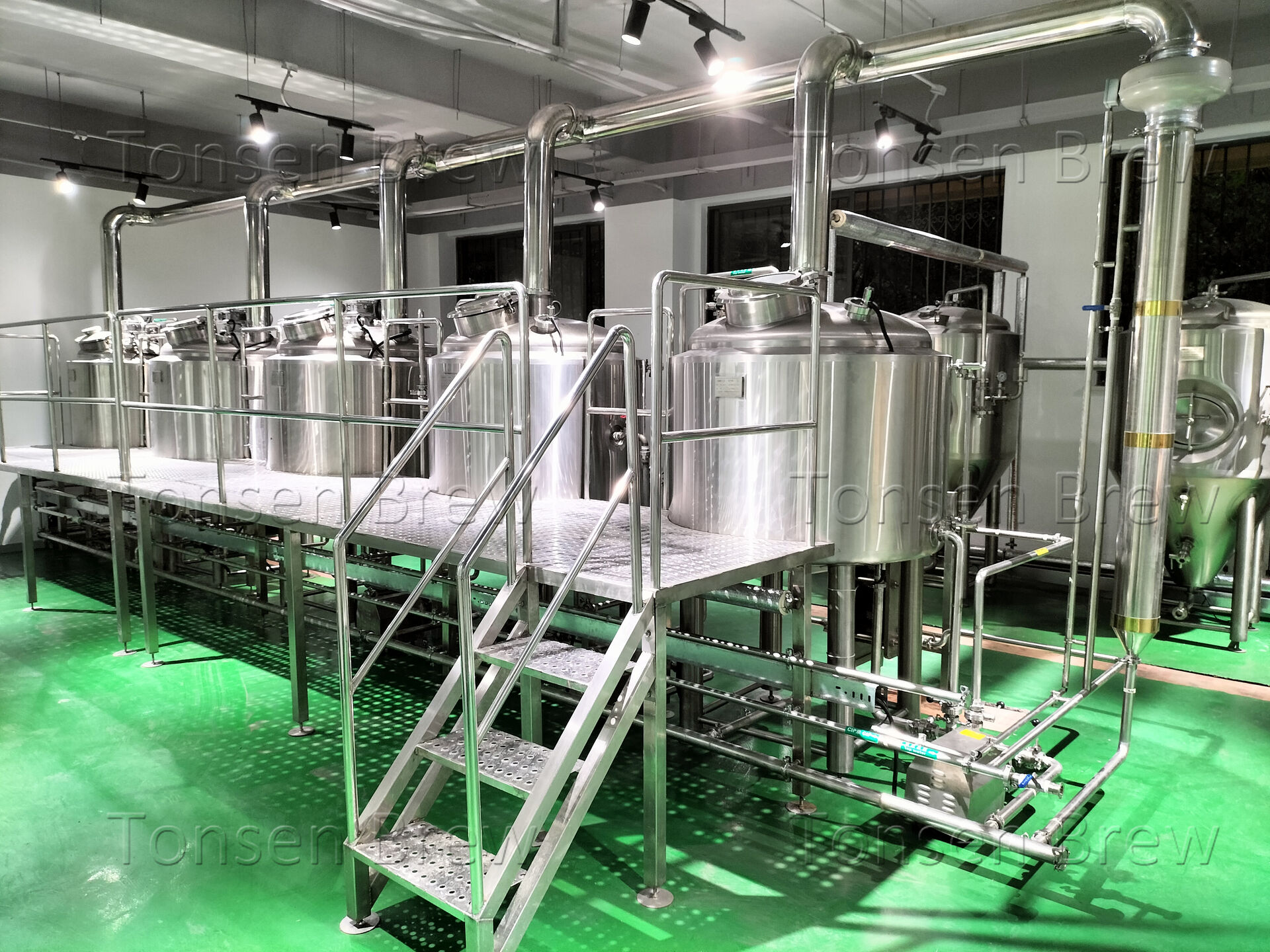 Cinq navires (réservoir de purée + réservoir de riz + réservoir de lavage + bouilloire + réservoir de bain à remous) système de brasserie pilote