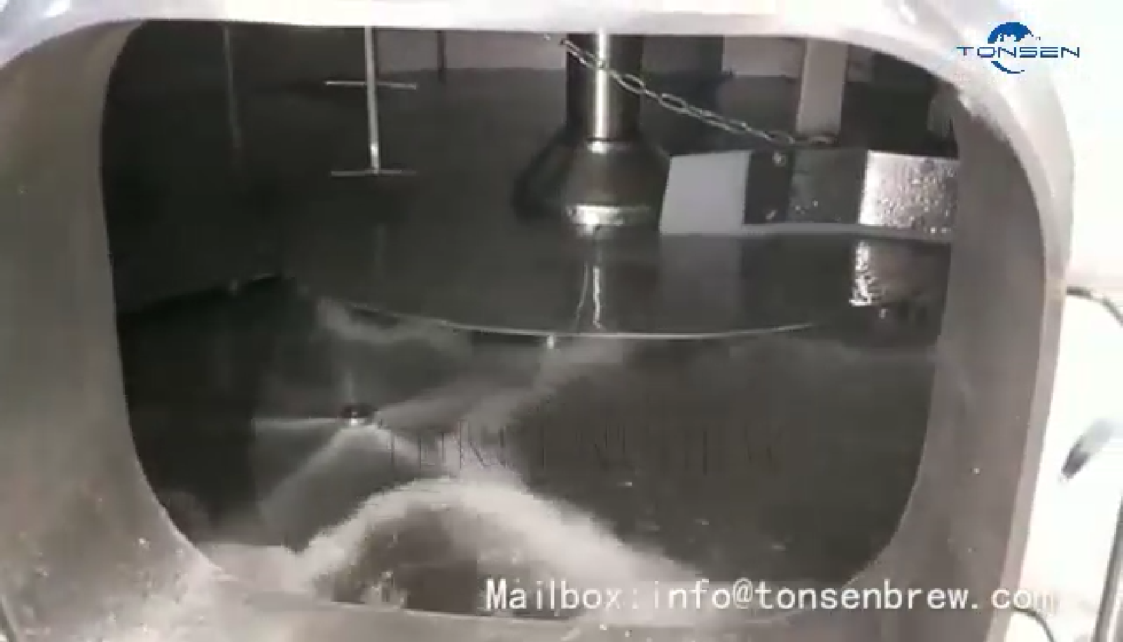 Il y a généralement des drêches sous le lit filtrant. A cette époque, nos multiples branches de rétrolavage sont rincées à haute pression pour une meilleure propreté.