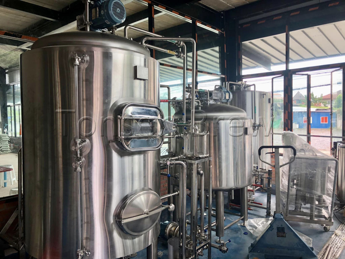 500L BREWHOUSE 500L 1000L FV (5).jpg La brasserie 500L s'installe en Asie, comprend 500L 3 navires dans 2 cuves de brassage, 500L et 1000L cuves de fermentation et BBT.
