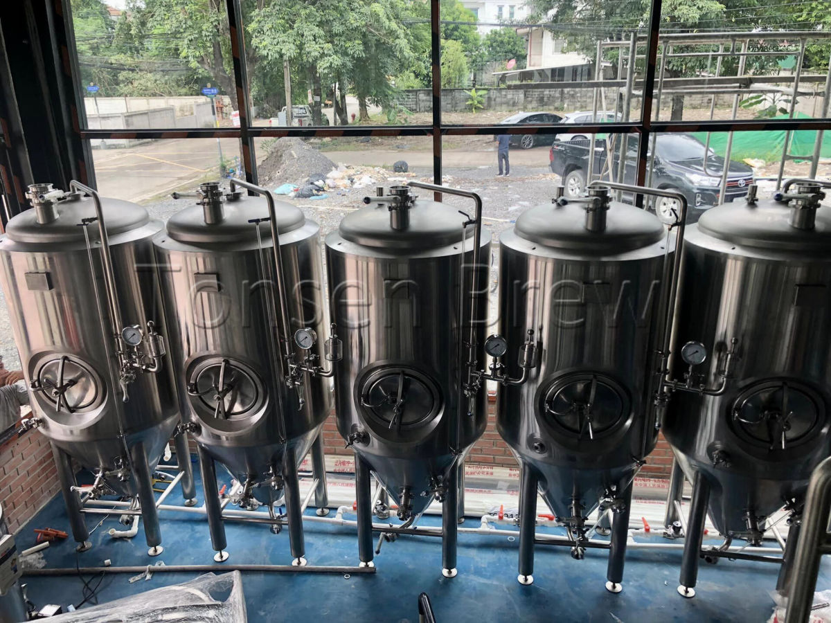 500L BREWHOUSE 500L 1000L FV (6).jpg La brasserie 500L s'installe en Asie, comprend 500L 3 navires dans 2 cuves de brassage, 500L et 1000L cuves de fermentation et BBT.
