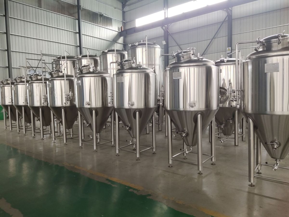 L'équipement Tonsen Beer Brewing, les réservoirs peuvent être livrés en stock.