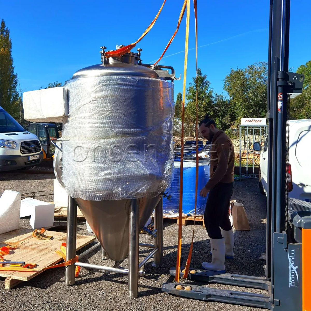 Réception de nouveaux fermenteurs de 10 hectolitres pour augmenter notre capacité de production ! Allons les remplir !