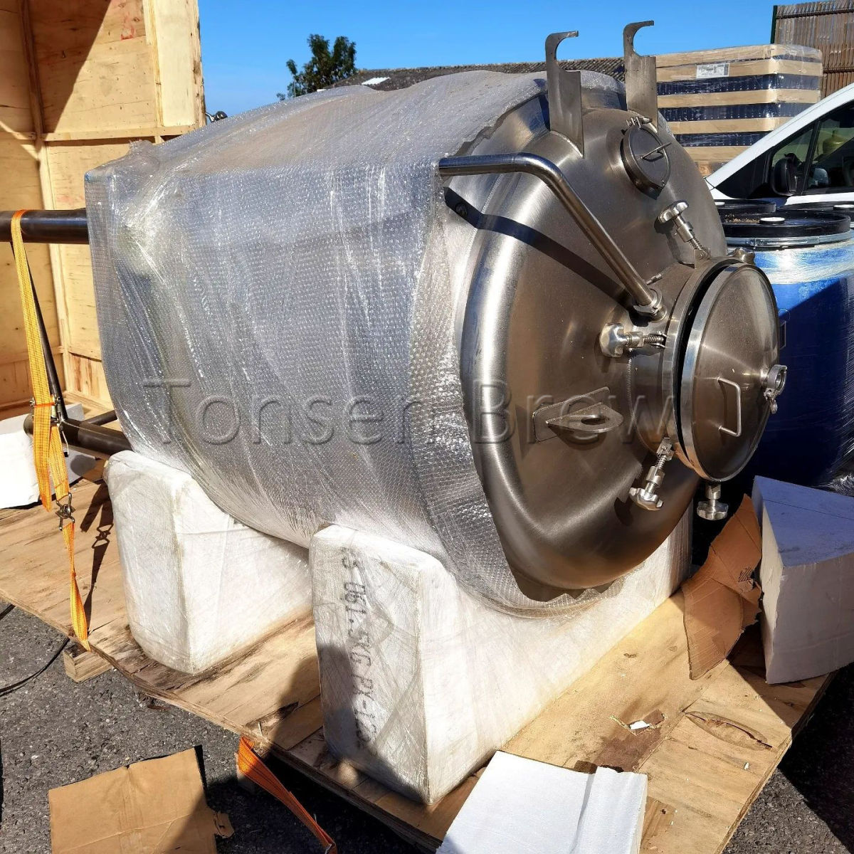 Réception de nouveaux fermenteurs de 10 hectolitres pour augmenter notre capacité de production ! Allons les remplir !