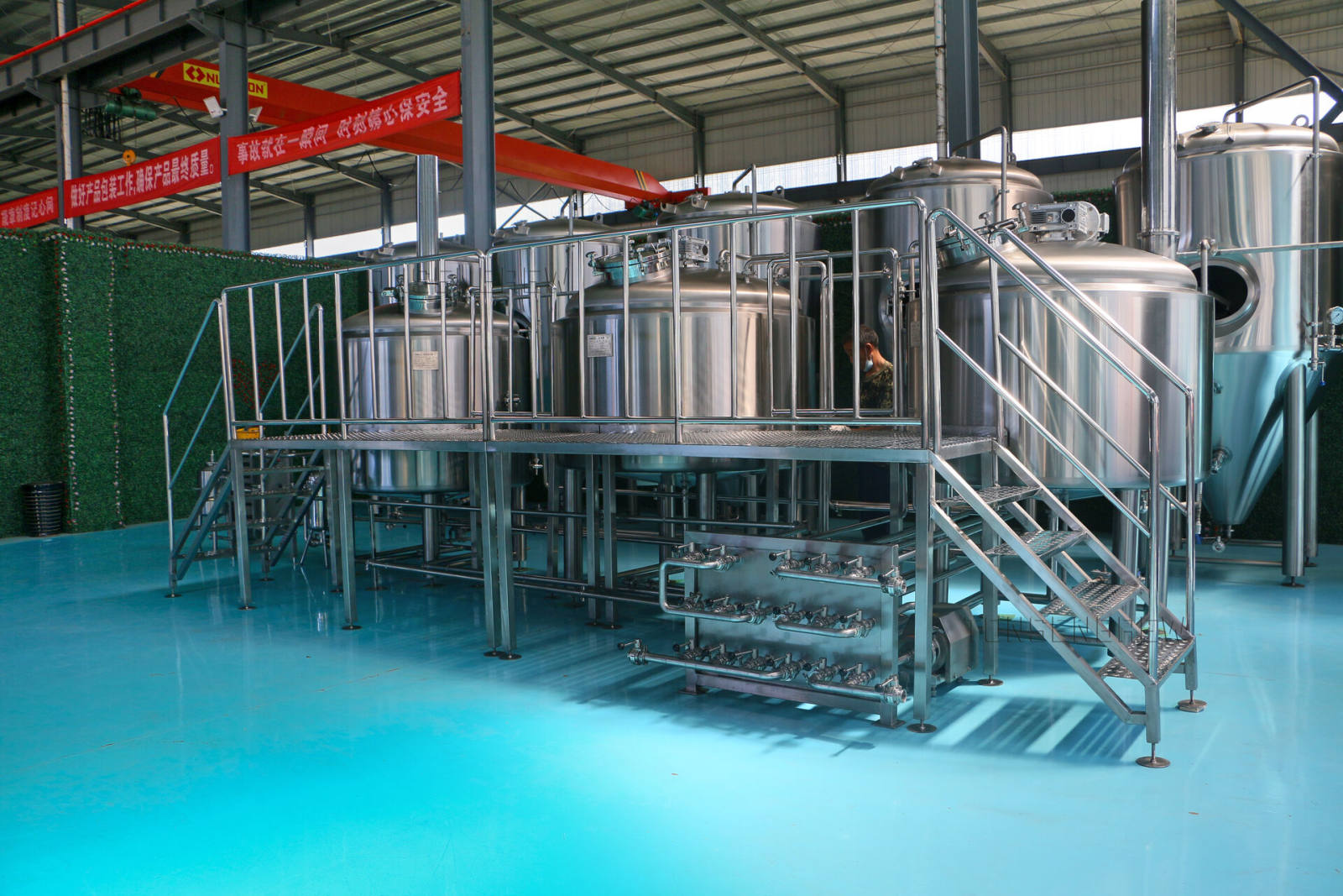 Brasserie à vapeur de 10 HL, composée de la cuve de brassage, de la cuve de filtration, de la bouilloire bouillante et du réservoir à remous.