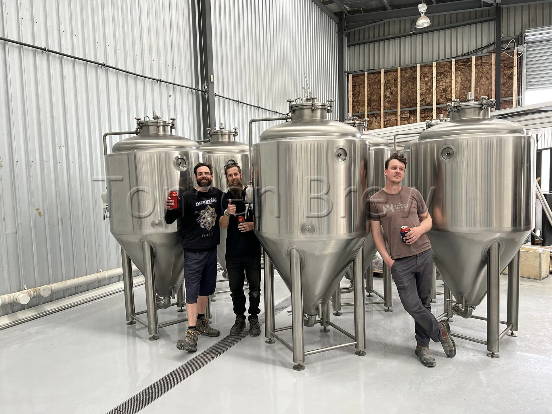Excellente journée avec ces légendes du brassage déballant leur équipement Tonsen en Australie. Brasserie et ramassage des pièces de la brasserie.