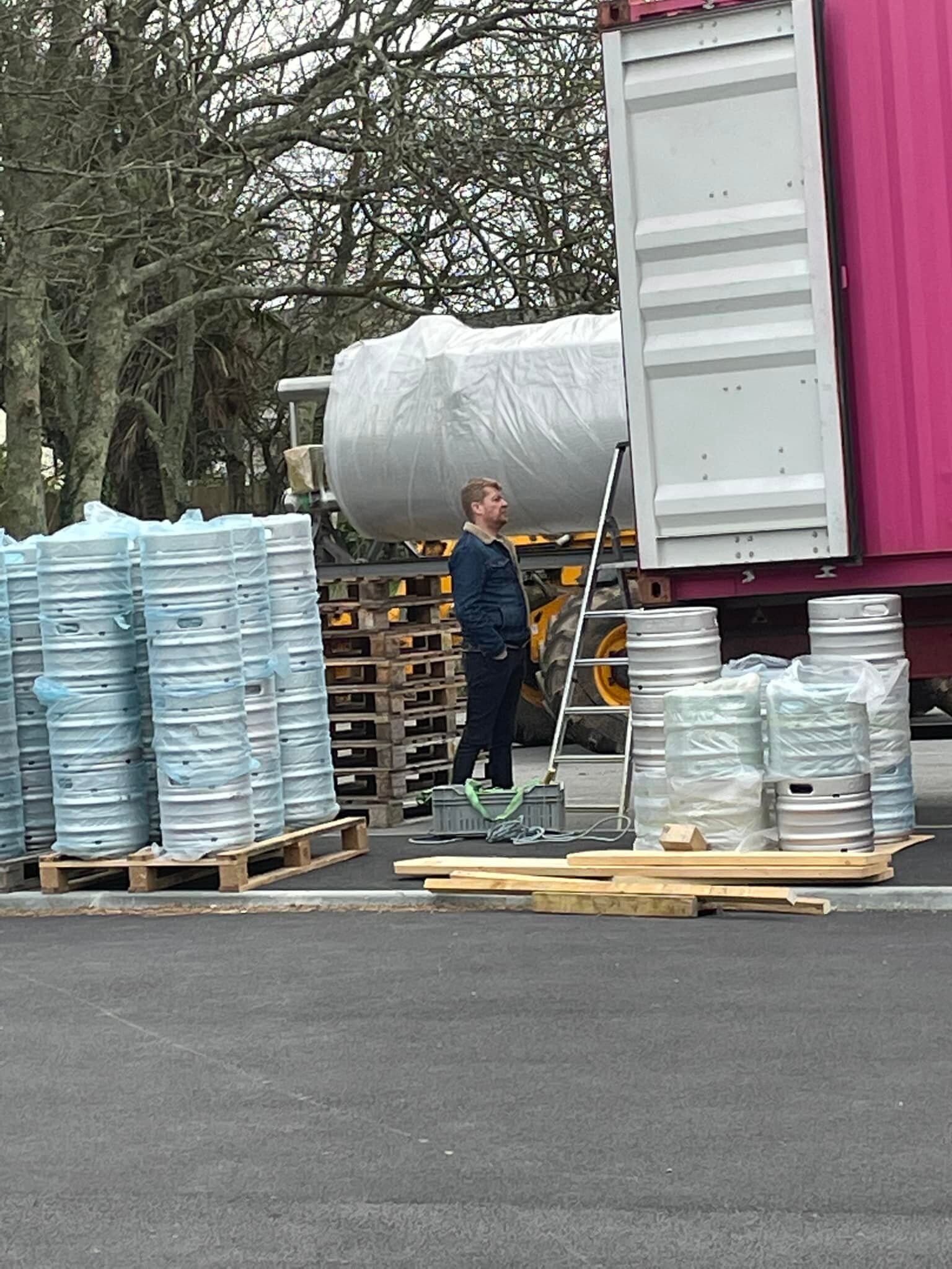 Les cuves de fermentation de 4000L sont arrivées à la brasserie de notre client sans problème, sortons ces gros gars et installons-les !