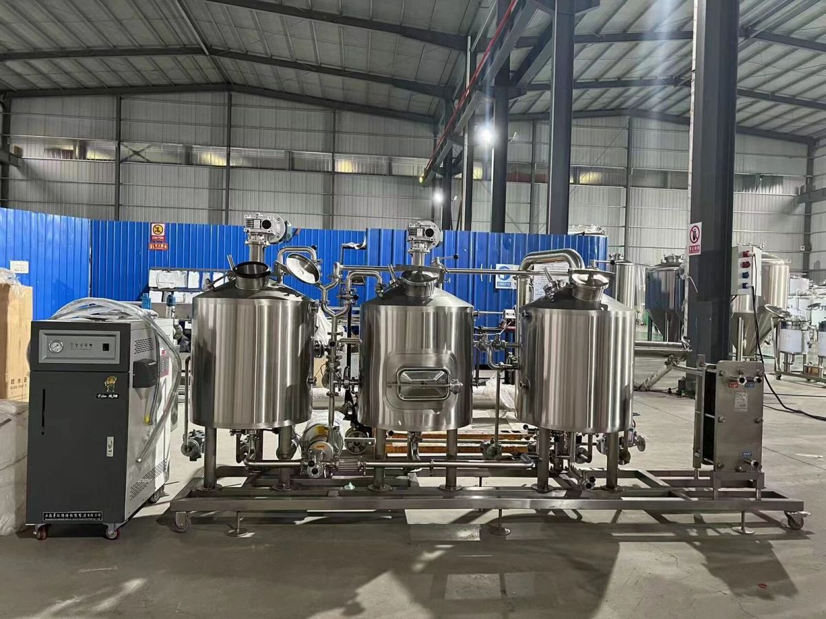 100L ..jpg La salle de brassage intégrée est un système de brassage complet monté sur un patin en acier inoxydable