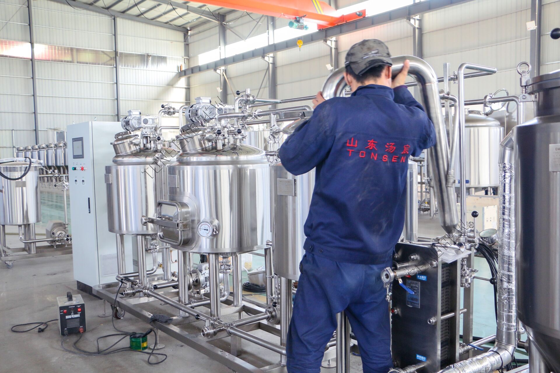La salle de brassage intégrée est un système de brassage complet monté sur un patin en acier inoxydable