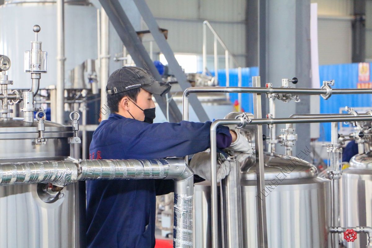100l 3器6fv罐 (6).jpg La salle de brassage intégrée est un système de brassage complet monté sur un patin en acier inoxydable