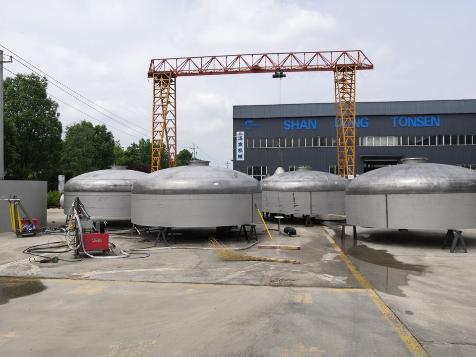 Les plus grands fermenteurs finis (640HL) pouvant être expédiés par voie maritime sont en production.