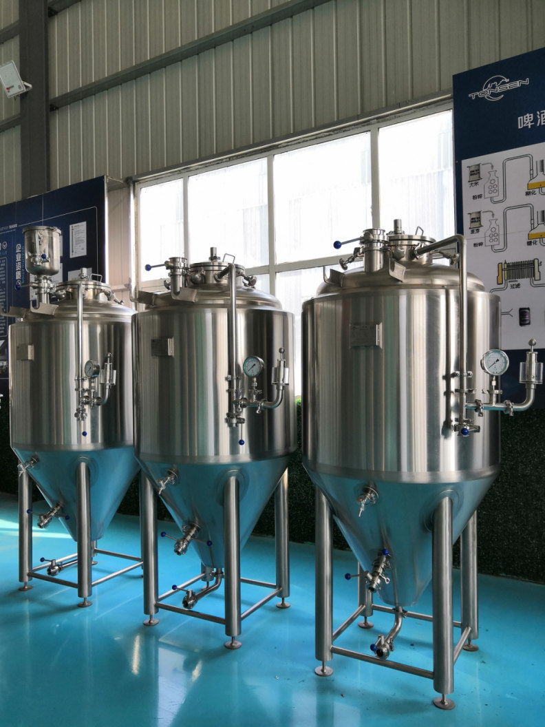 Cuve de fermentation de bière en acier inoxydable, très belle !